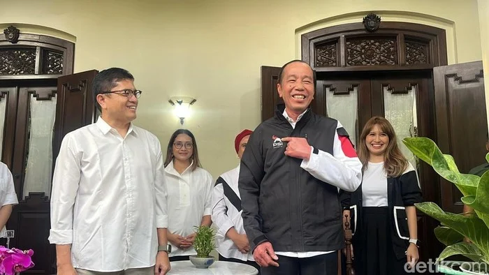 Jokowi Kunjungi Lampung: Terima Gelar Adat, Bakar Semangat Kader PSI, dan Jajan Es Teh