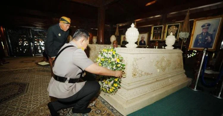 Kapolri Listyo Sigit Prabowo Ziarah ke Makam Gus Dur Jelang Hari Bhayangkara ke-80