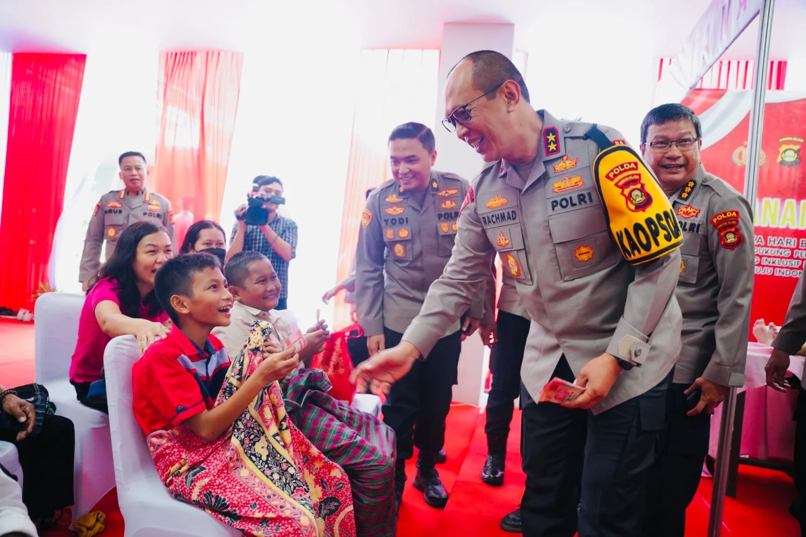 Kapolri Serahkan 6.000 Paket Sembako di Puncak Bakti Kesehatan Hari Bhayangkara ke-80