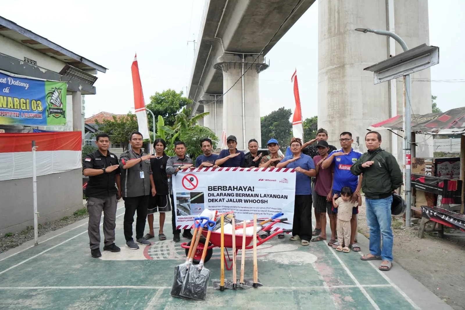 KCIC edukasi warga terkait bahaya bermain layang-layang di jalur Whoosh