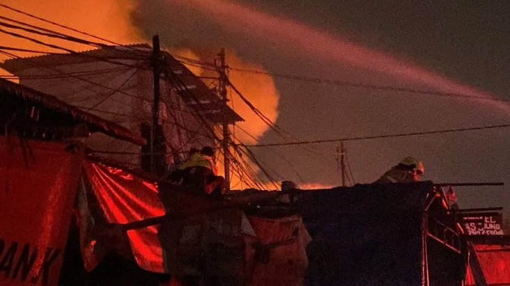 Kebakaran Melanda Pasar Jiung Kemayoran, Petugas Damkar Masih Berupaya Padamkan Api