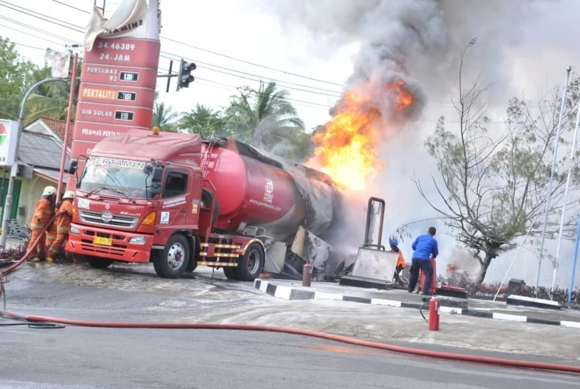 Kebakaran Mobil Tangki BBM di Tol Cisumdawu Sumedang, Pertamina Minta Maaf dan Pastikan Pasokan Tetap Lancar