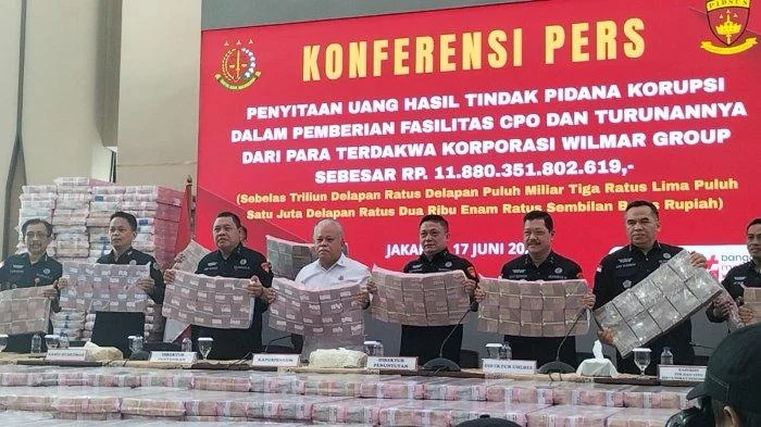Kejagung Serahkan 11 Tersangka Kasus Korupsi Ekspor CPO ke Jaksa Penuntut Umum