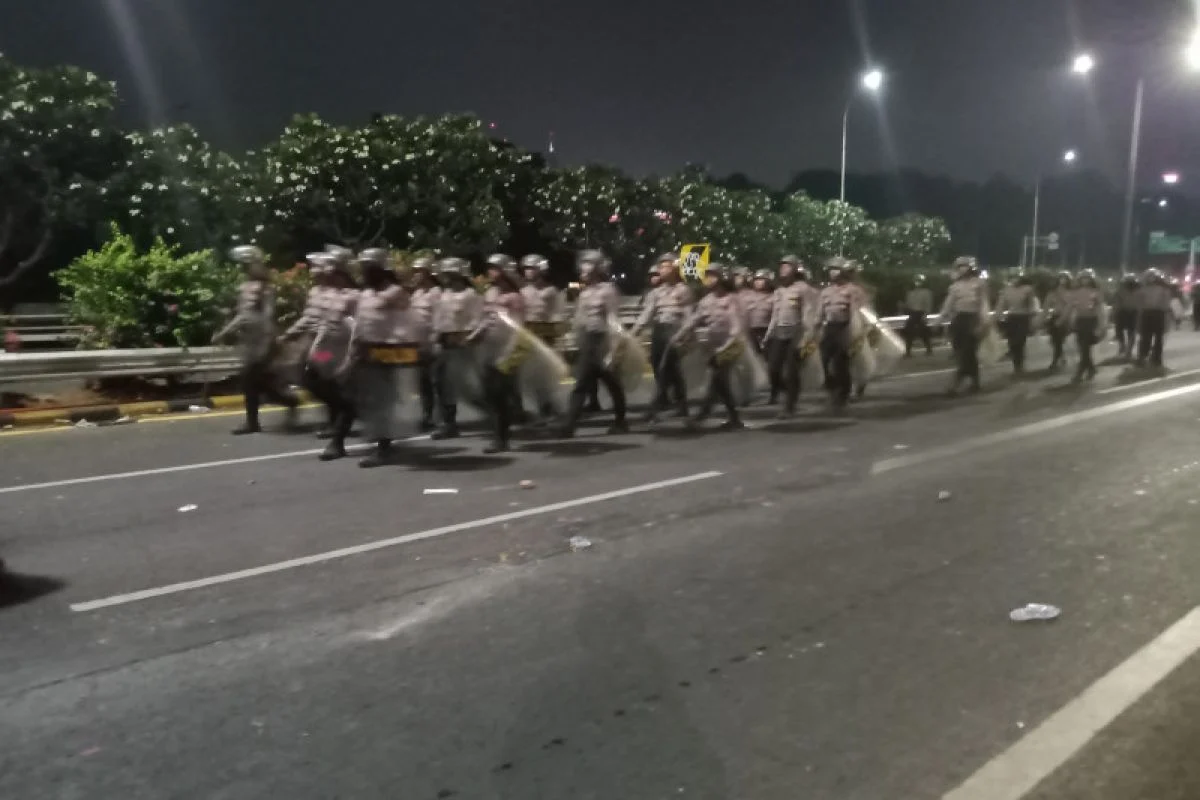 Ketegangan Pecah di Thamrin: Polisi dan TNI Benteng Barikade Hadang Demo Mahasiswa
