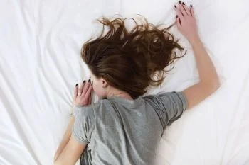 Kiat Efektif Mengurangi Produksi Air Liur Berlebih Saat Tidur Malam