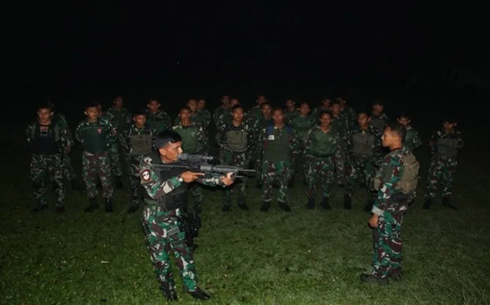 Korpasgat TNI AU Tingkatkan Kesiapan Tempur lewat Latihan Menembak Malam di Makassar