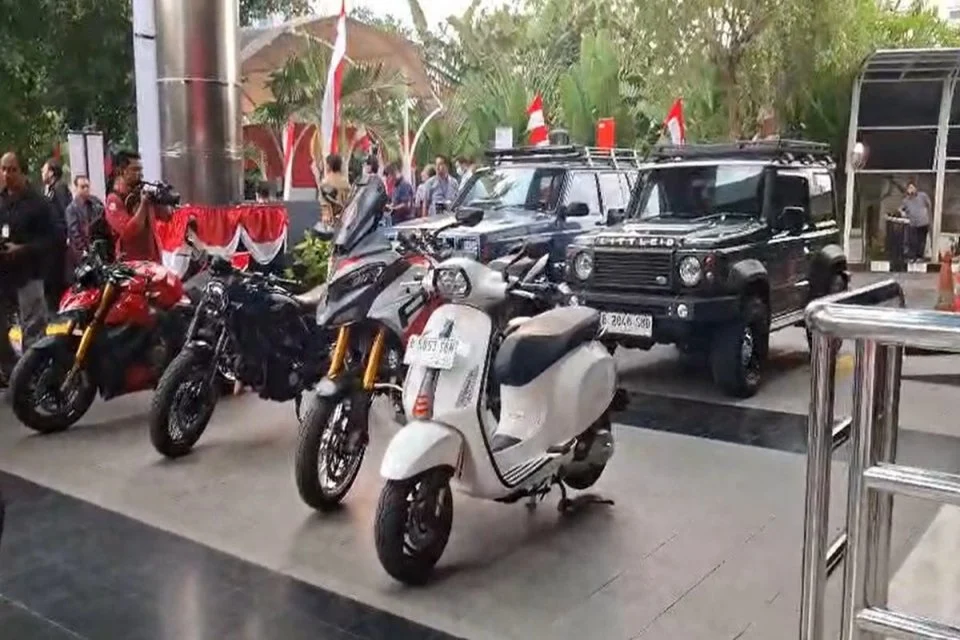 KPK Pamerkan Barang Mewah dari Mobil Listrik hingga Motor Trail dalam OTT Imigrasi Jakbar