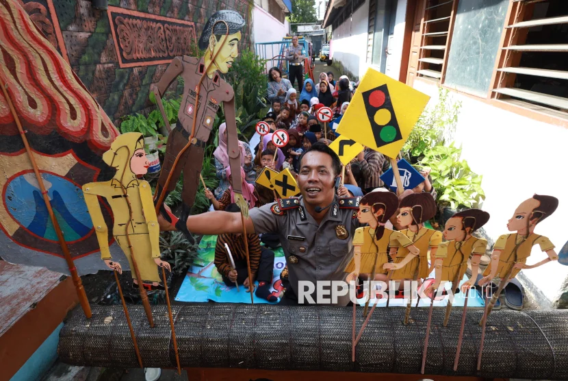 Kreatif! Strategi polisi Kediri dekati masyarakat lewat pentas wayang karton gratis