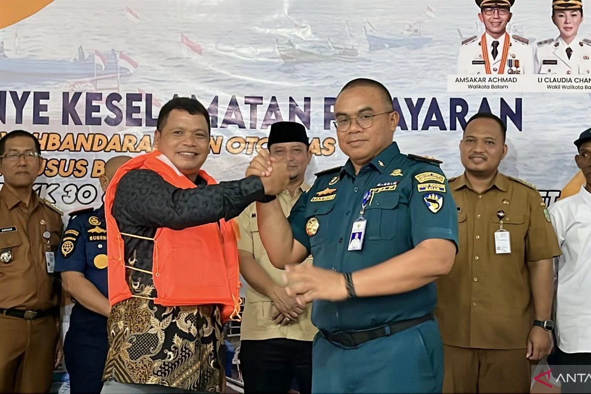 Kurang dari 24 Jam, KSOP Batam Selamatkan ABK Kapal Karam