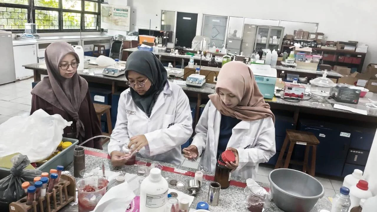 Mahasiswa ITS Kembangkan Nanopestisida Tahan Hujan dan UV