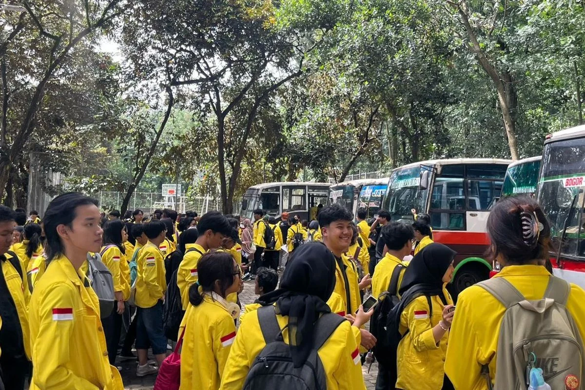 Massa BEM UI Dicegat di Bundaran HI, Bus-bus Tertahan di Depan Gedung DPR RI
