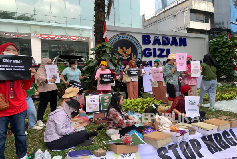 Massa MBG Watch Protes Program MBG, Ajak Pengendara Klaksonkan Kekecewaan di Depan Kantor BGN