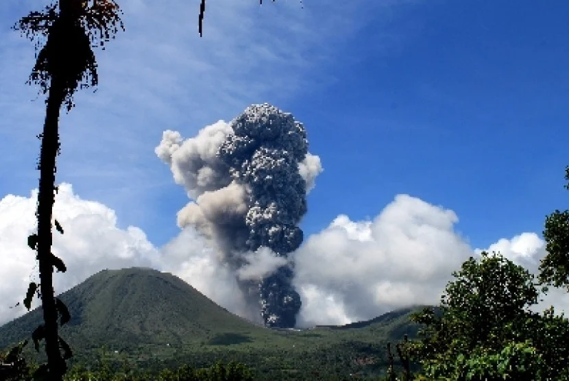 Masyarakat Dilarang Beraktivitas di Radius Bahaya Kawah Lokon