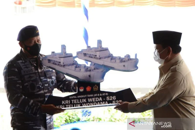 Menhan Koizumi Serahkan Souvenir Kapal Perang Mikasa kepada Prabowo