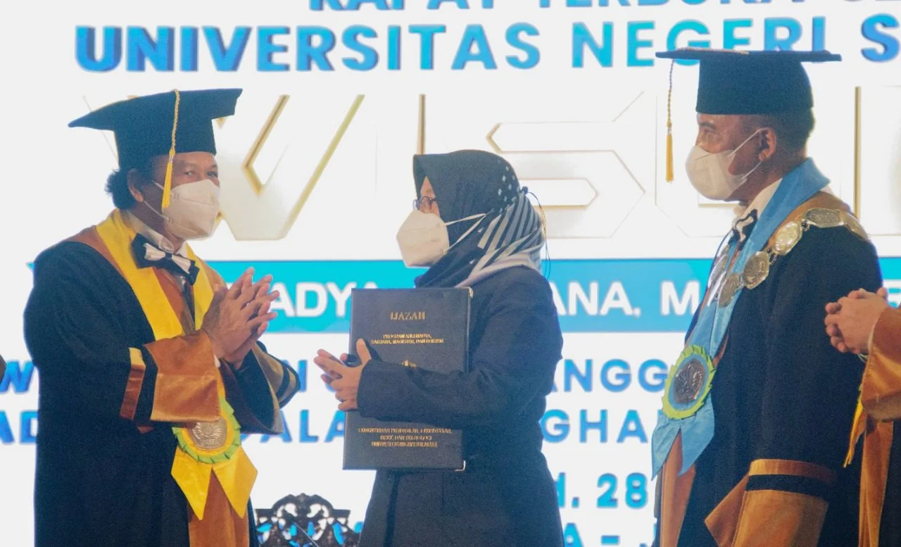 Momen Haru di Wisuda Unesa: Ibu Terima Ijazah Putrinya yang Wafat Sebelum Kelulusan