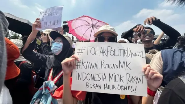 Pajang Poster PERINGATAN (SANGAT) DARURAT, Ini 5 Tuntutan BEM UI di Demo Hari Ini