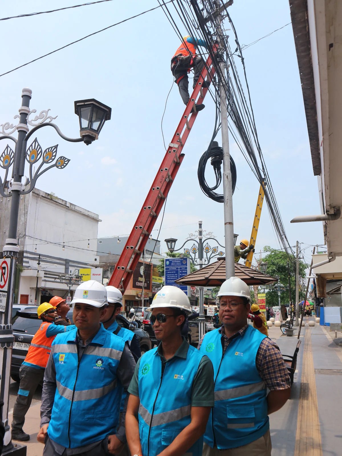 Palangka Raya Rapikan Kabel Telepon untuk Tingkatkan Estetika Kota