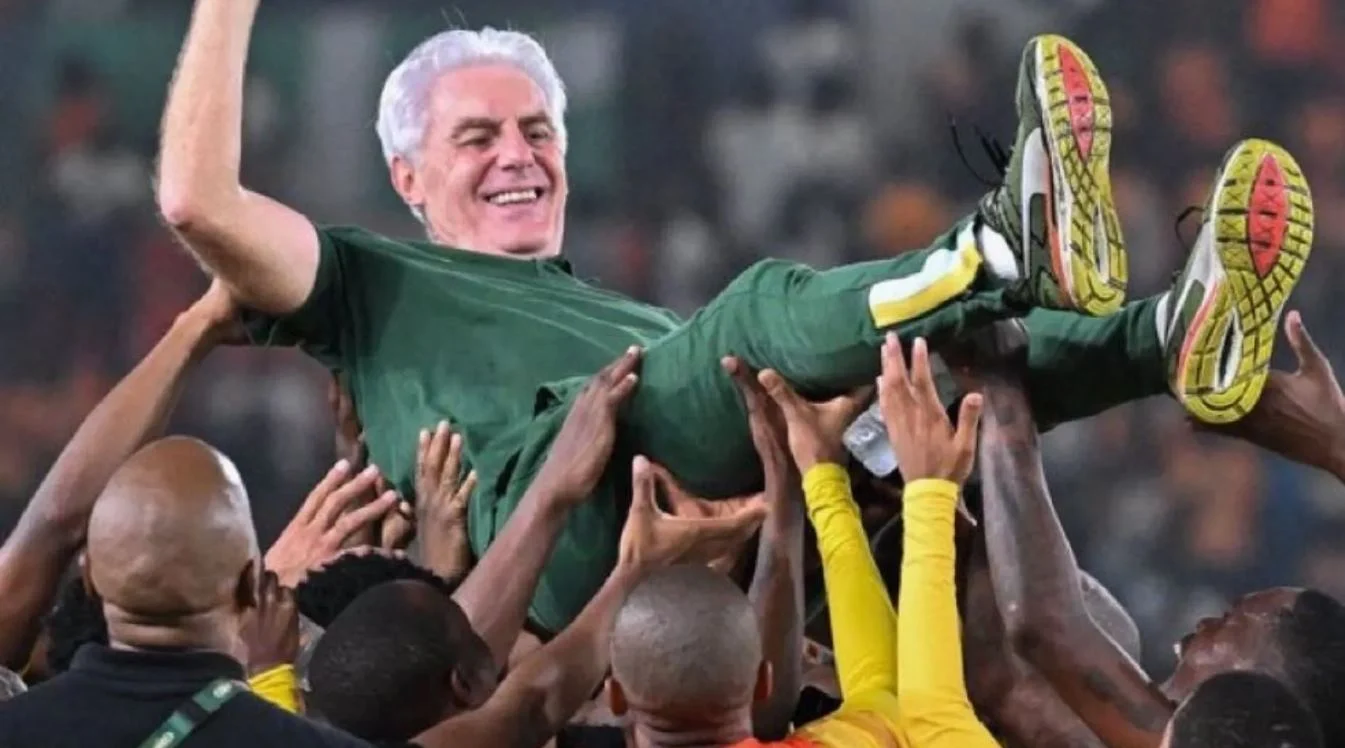 Pelatih Timnas Afrika Selatan Hugo Broos Keluarkan Keluhan atas Keputusan Wasit yang Membuat Timnya Main dengan 9 Pemain