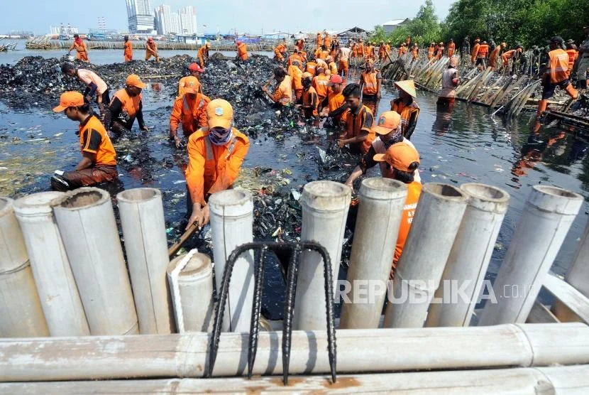 Pemkot Jakarta Utara Percepat Penanganan Sampah di Pesisir Muara Angke