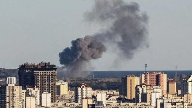 Penampakan Mengerikan 'Hujan Minyak Hitam' di Langit Moskow Akibat Serangan Terbesar Ukraina