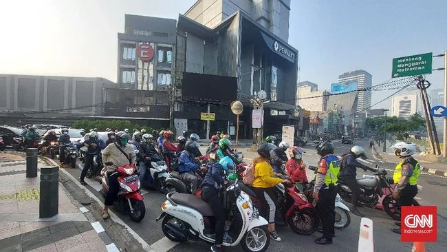 Pengendara Protes di Jalan Sudirman: Bunyikan Klakson Tuntut Prabowo, Gibran dan Penurunan Pajak