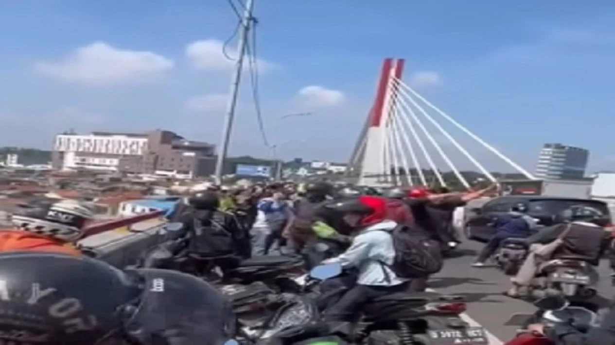 Perempuan Cantik Tewas Saat Melompat dari Jembatan 30 Meter Karena Kelalaian Petugas