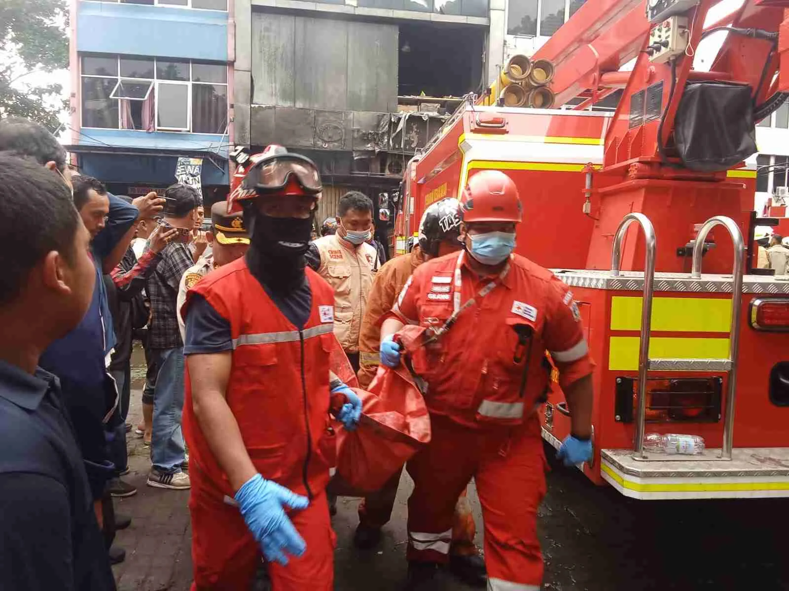 PMI Jakarta Pusat Tanggap Kebakaran di Kemayoran, Tim Medis dan Ambulans Dikerahkan