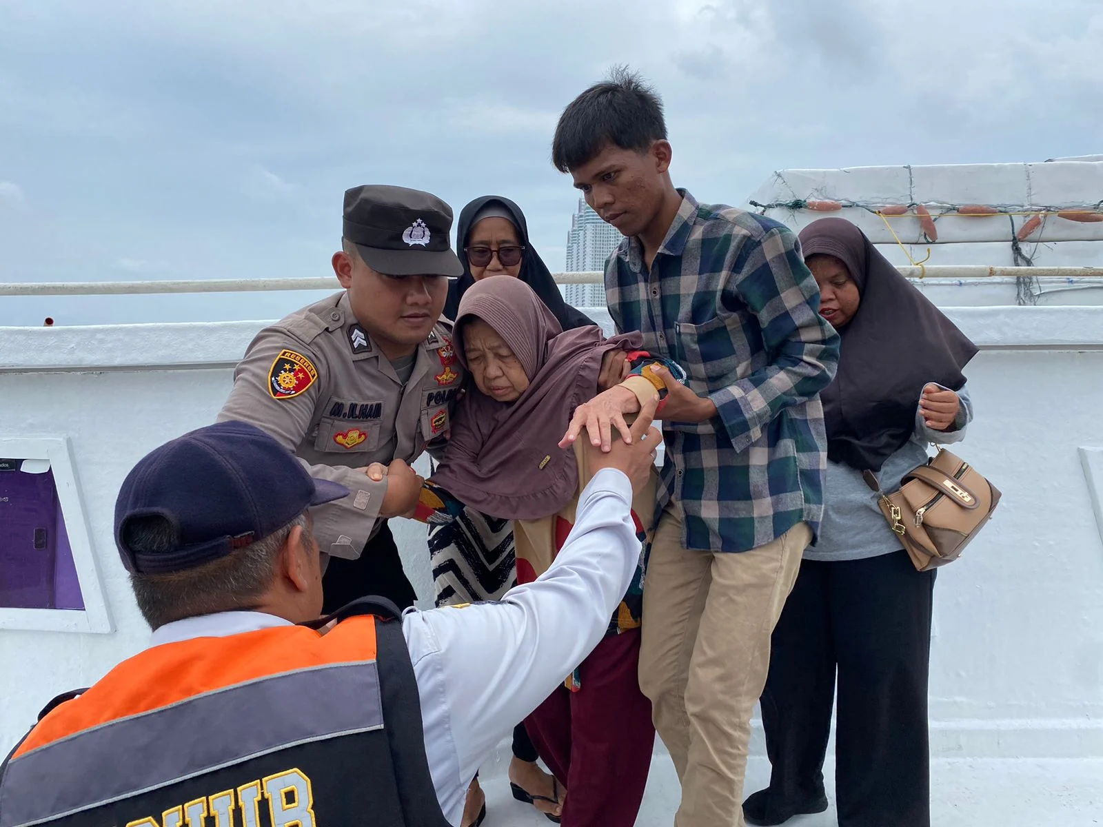 Polda Metro Jaya Evakuasi Lansia yang Sakit di Kepulauan Seribu