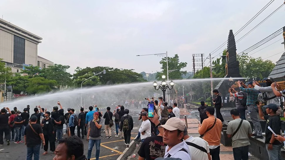 Polisi Bubarkan Paksa Massa Berpotensi Rusuh di Kota Semarang