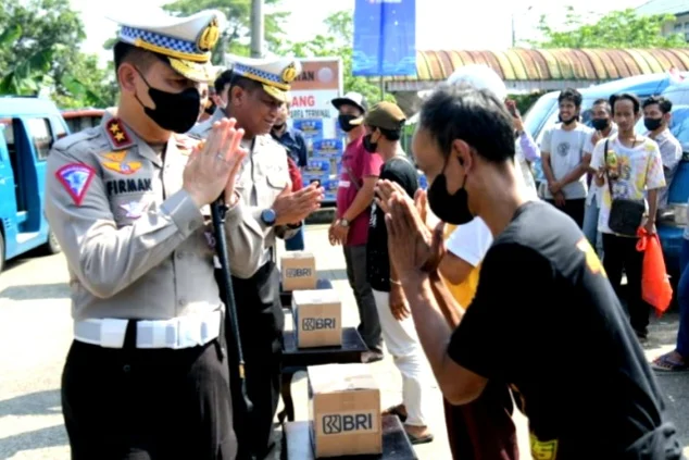 Polri Salurkan 500 Paket Sembako di Bogor untuk Peringatan Hari Bhayangkara ke-80