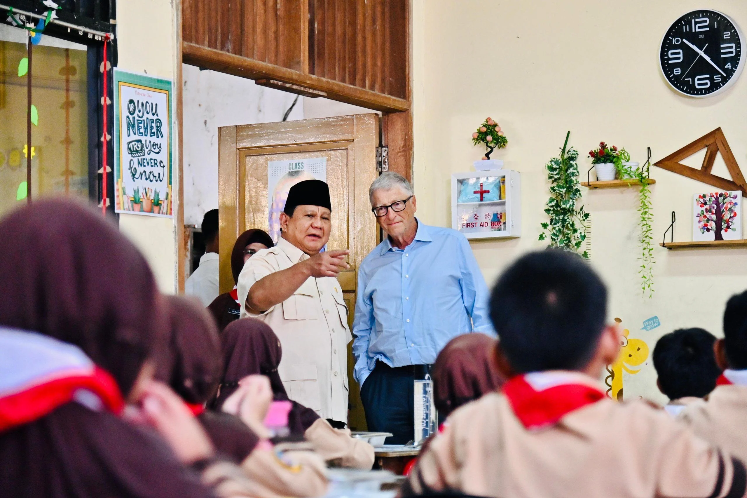 Prabowo Kunjungi SMPN 111 Jakarta, Cek Program MBG dan Makan Bersama Siswa