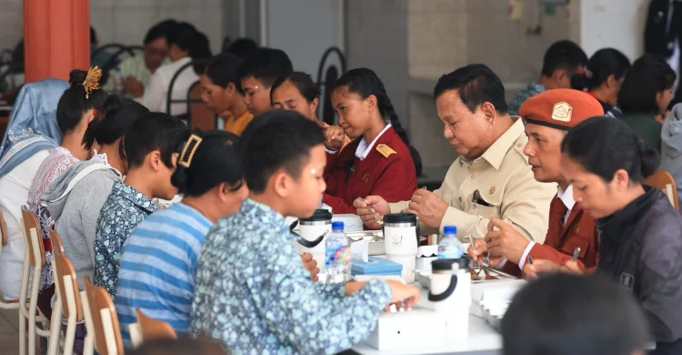 Prabowo Santap MBG Bersama Siswa Sekolah Rakyat di Bali