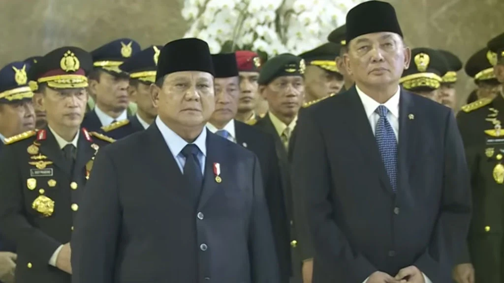 Presiden Prabowo Menuruti Penghormatan Terakhir untuk Ryamizard Ryacudu di Kantor Kemhan