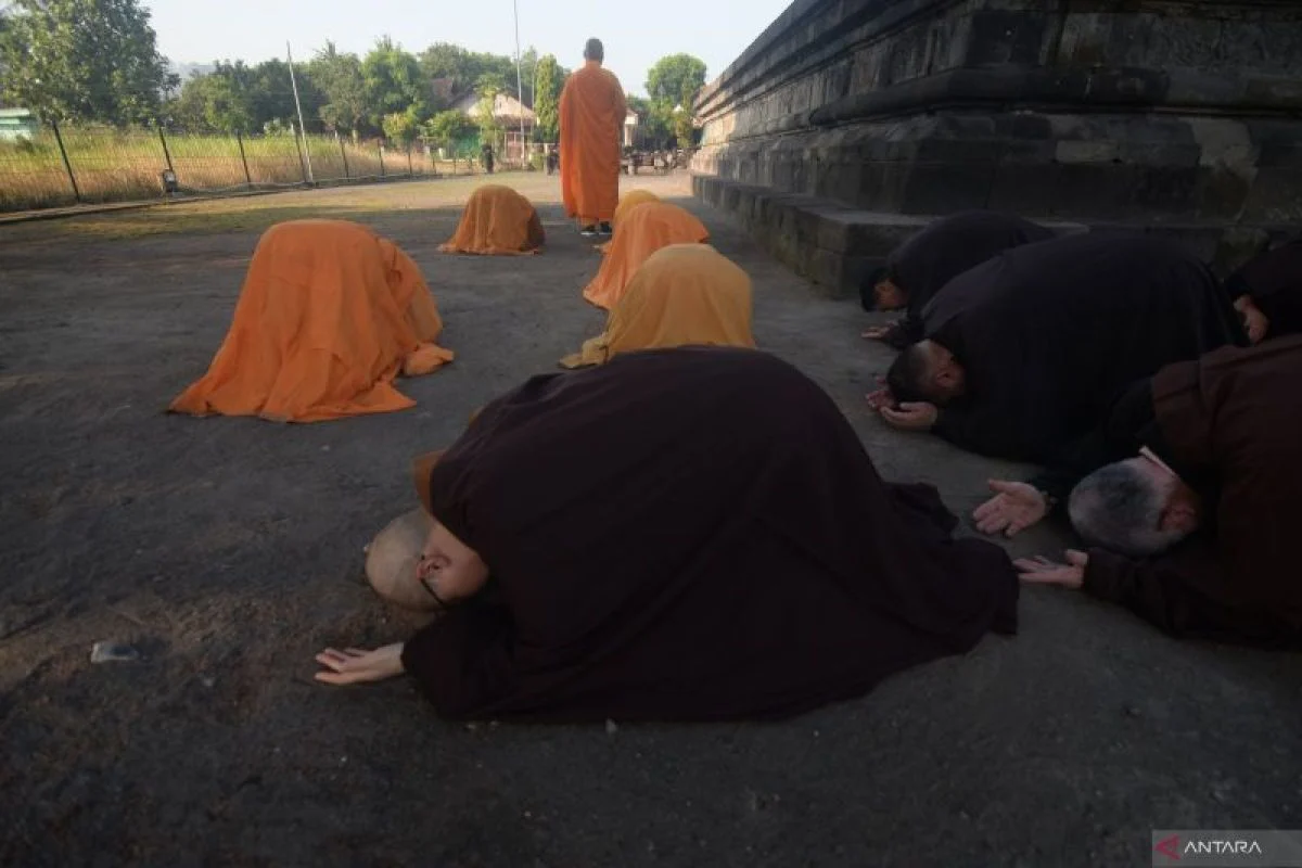 Puja Tiga Langkah Sujud di Candi Sojiwan, Prambanan Mengenang Siddhartha Gautama