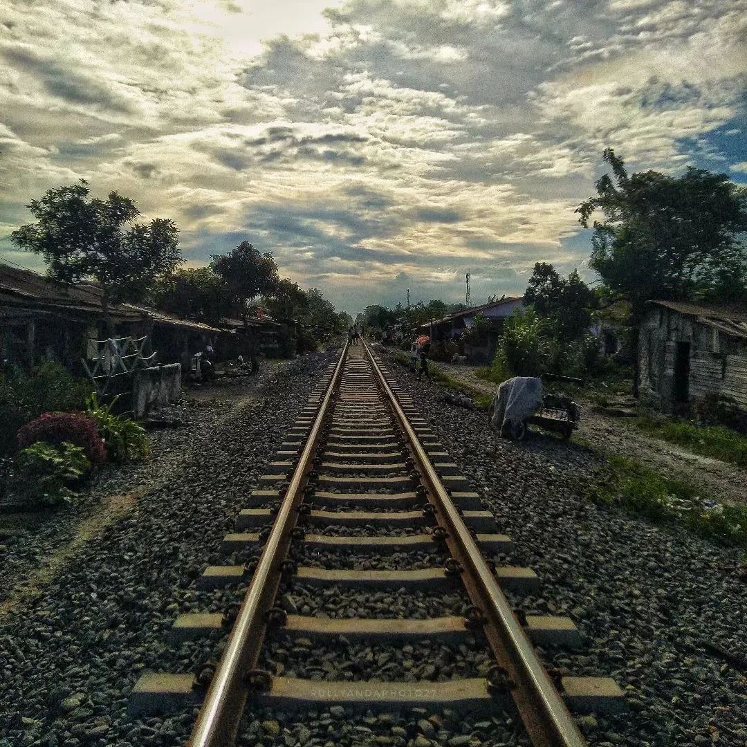 Rel Pertama, Palang Terakhir: Mengungkap Sejarah dan Tantangan Rel Kereta di Semarang