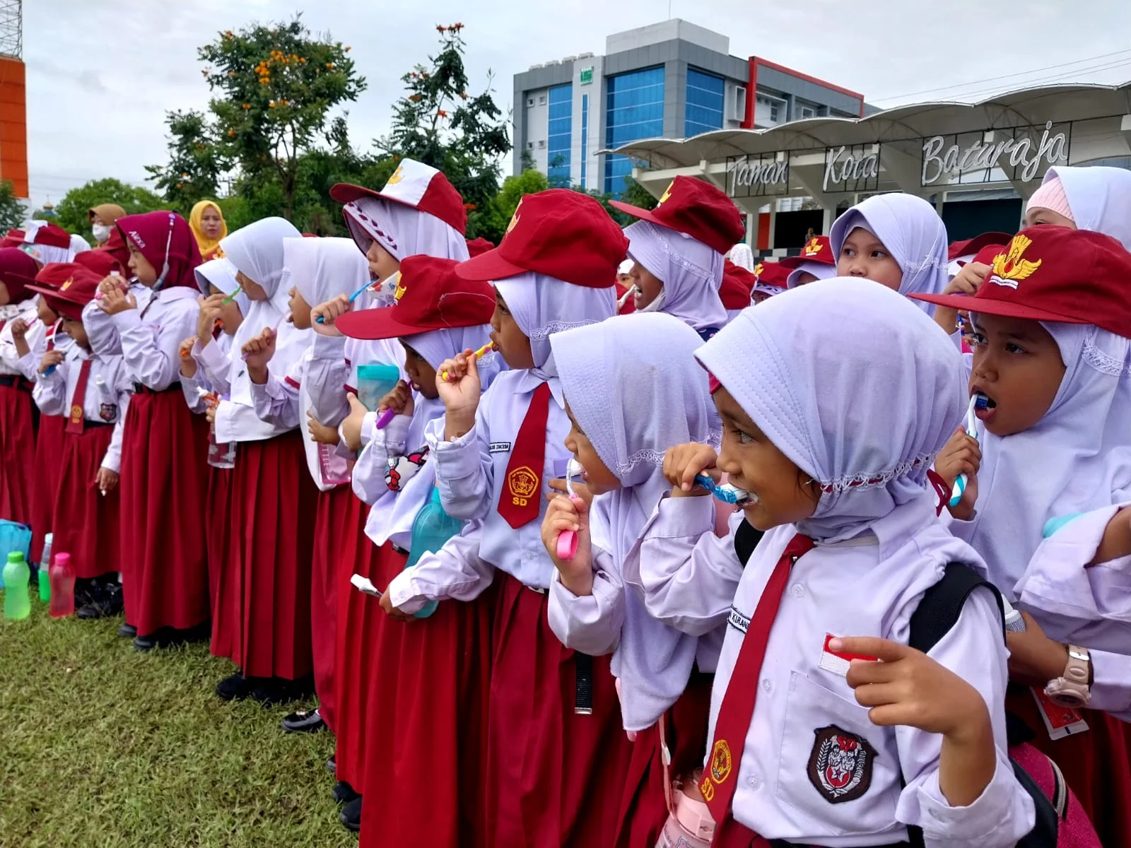 Ribuan Siswa Madiun Ikuti Gerakan Sikat Gigi Massal
