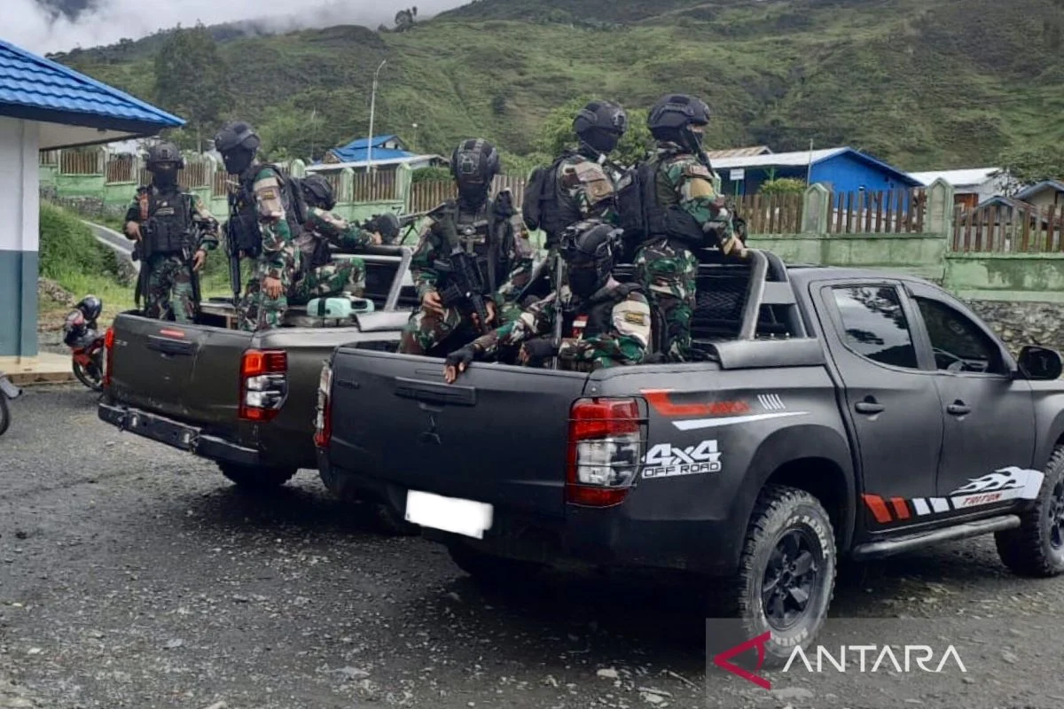 TNI-Polri Sita 16 Sajam hingga Senapan Angin di Puncak Jaya