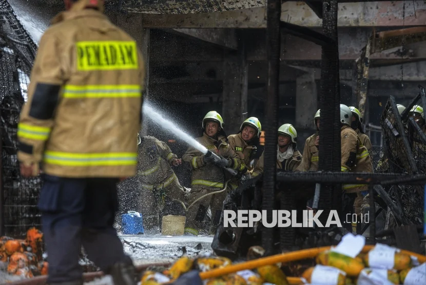 Toko Material di Kuningan Jaksel Hangus, 109 Personel Pemadam Dikerahkan