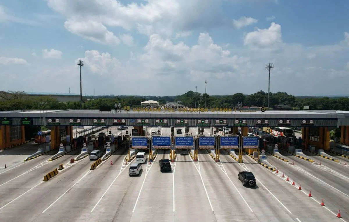 Tol Trans Jawa Ramai saat Libur Waisak, Ribuan Kendaraan Padati Gerbang Tol Utama