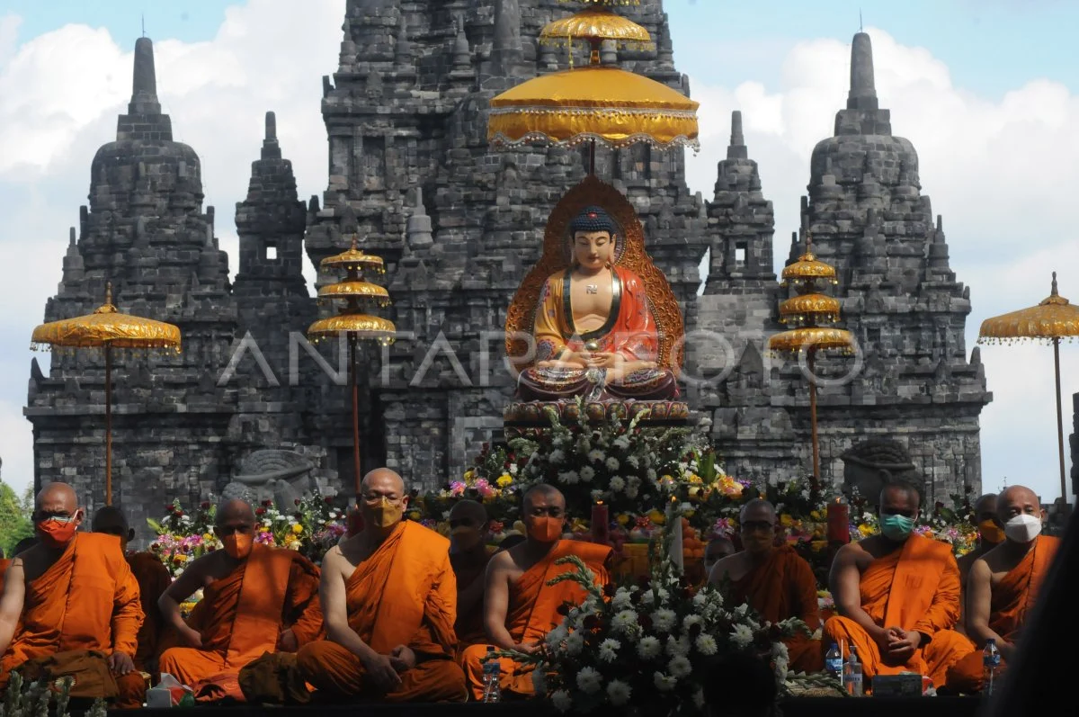 Umat Buddha Gelar Sannipata Waisak di Candi Sewu