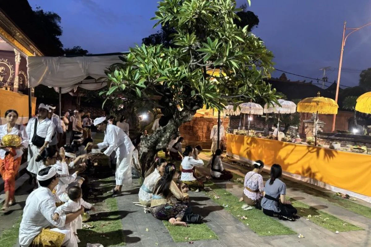 Umat Hindu Masih Ramaikan Pura Jagatnatha di Malam Galungan