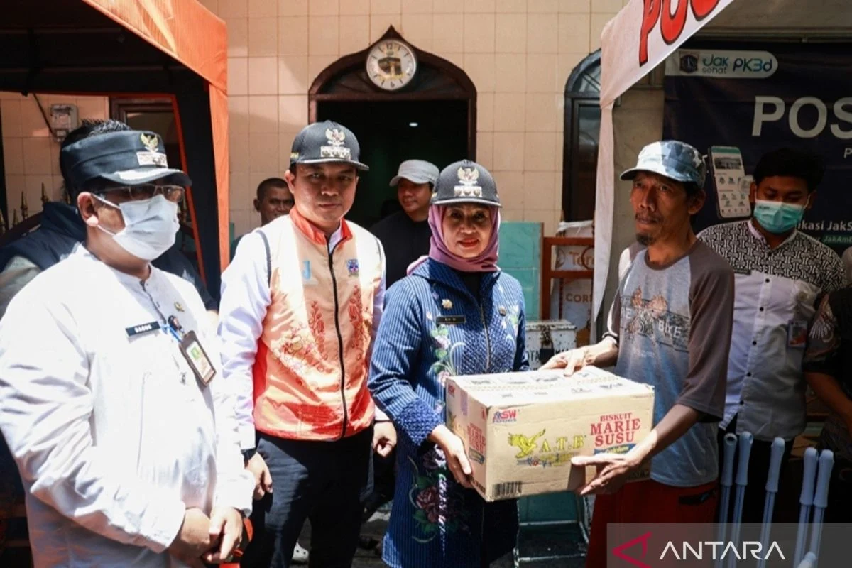 Wali Kota Jakarta Barat Salurkan Bantuan untuk Korban Kebakaran di Krendang