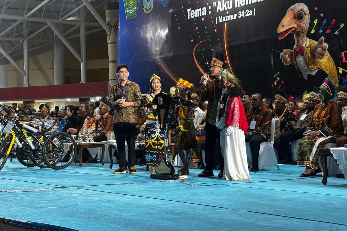 Wapres Gibran Bagikan Hadiah Sepeda dan Alat Musik di Pesparawi Nasional XIV Manokwari