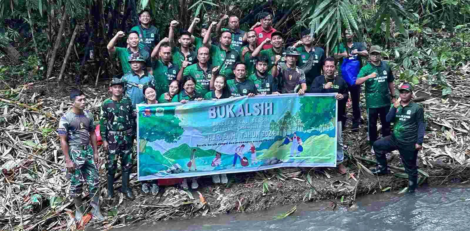 Warga Buleleng Bersihkan Sungai Penarukan, Rayakan Hari Lahir Pancasila