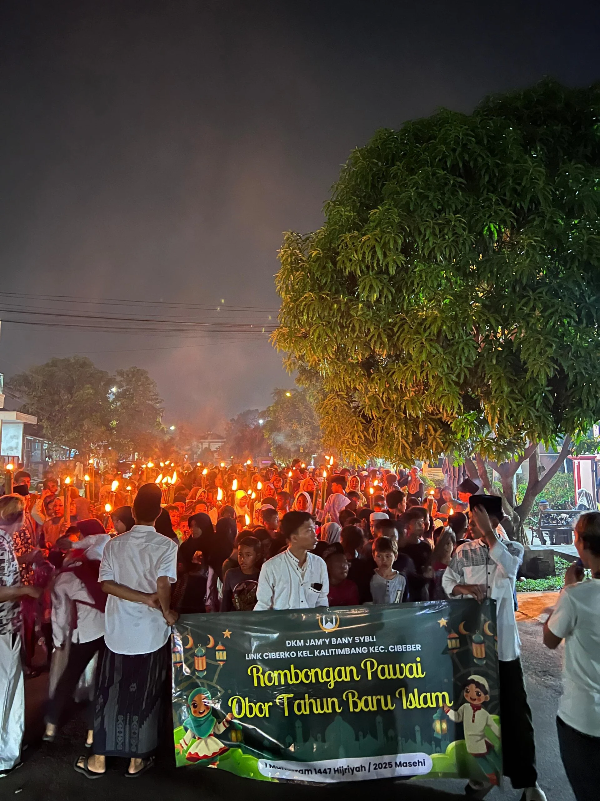 Warga Cibinong Gelar Pawai Obor Sambut Tahun Baru Islam 1448 H