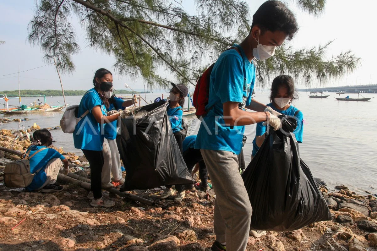 Aksi Bersih Pantai Tambak Wedi Surabaya: Mengurangi Sampah Plastik