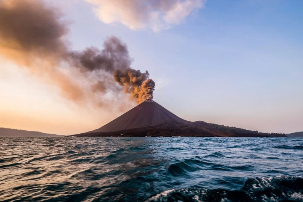 Badan Geologi: Gunung Anak Krakatau Masih Berstatus Siaga, Belum Ada Indikasi Erupsi Besar