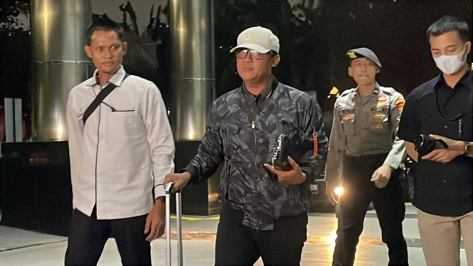 Bupati Sukoharjo Etik Suryani Terjaring OTT KPK, Bungkam Saat Tiba di Gedung KPK