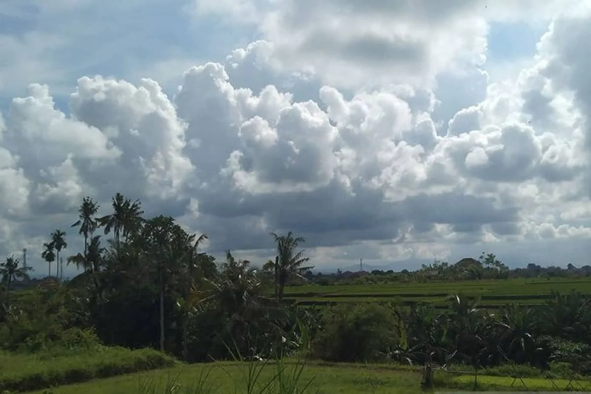 Cuaca Berawan Dominasi Sebagian Besar Wilayah Indonesia pada Minggu