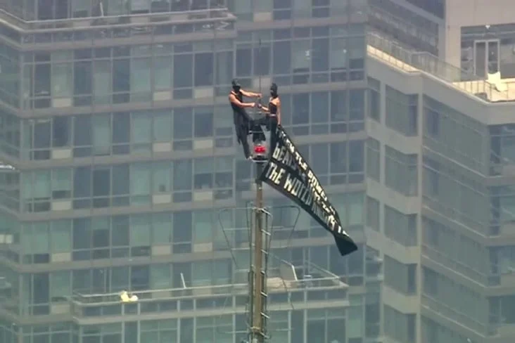 Demi Cinta Bertaruh Nyawa, Pasangan Ini Lamaran di Puncak Gedung Empire State 443 Meter